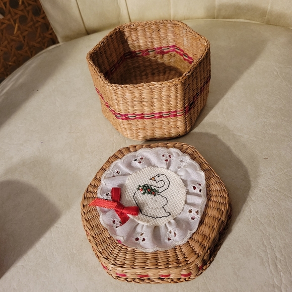 VTG Wicker Country Goose Style Christmas Basket Container Trinket Box Lace Doily - Picture 2 of 6